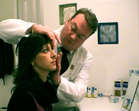 il dottor Giampaolo Trabuio applica una lente a contatto ad una paziente